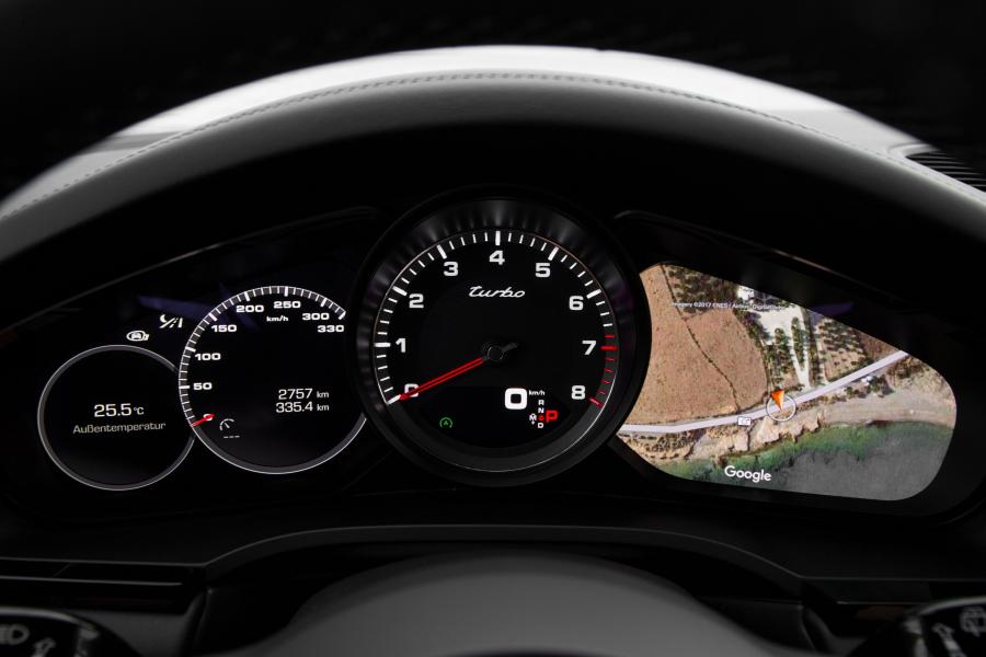 Панель приборов Porsche Cayenne Turbo 2017 года  (WW) (фото 5 из 45)